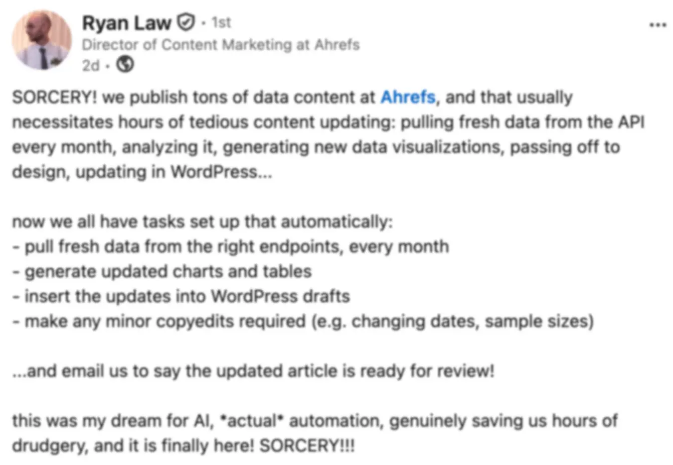 Bai dang LinkedIn cua Ryan Law, Giam doc Content Marketing tai Ahrefs, mo ta cach team anh ay tu dong keo du lieu, tao bieu do va bang, cap nhat ban nhap WordPress va gui email, ket thuc voi 